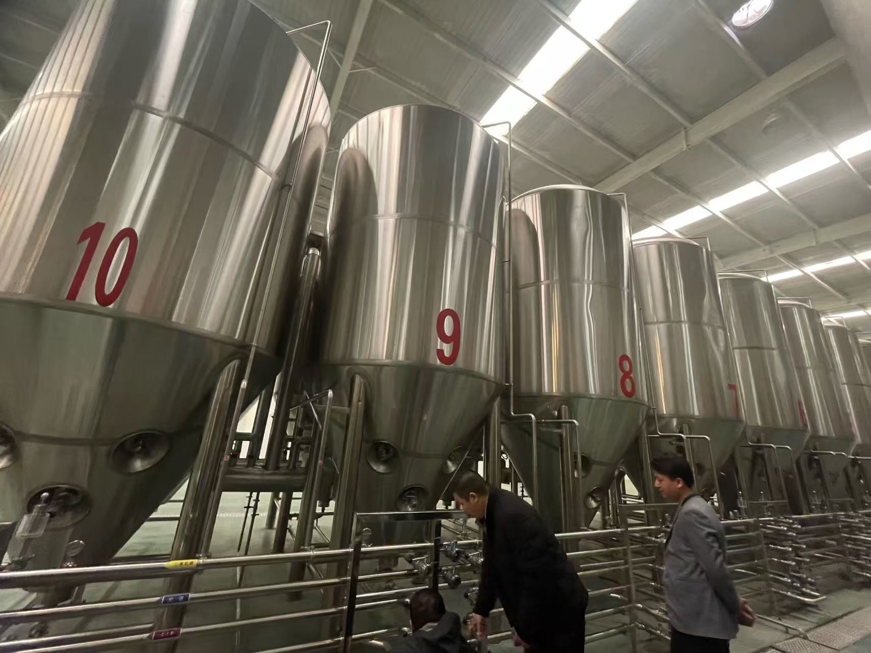 新荣精酿啤酒设备厂—平面布置、设备设计、制造、调试、培训等一条龙服务